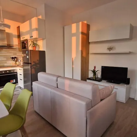 Apartamento Cozy Flat For Vacation& Business In Famagosta Area Milán
